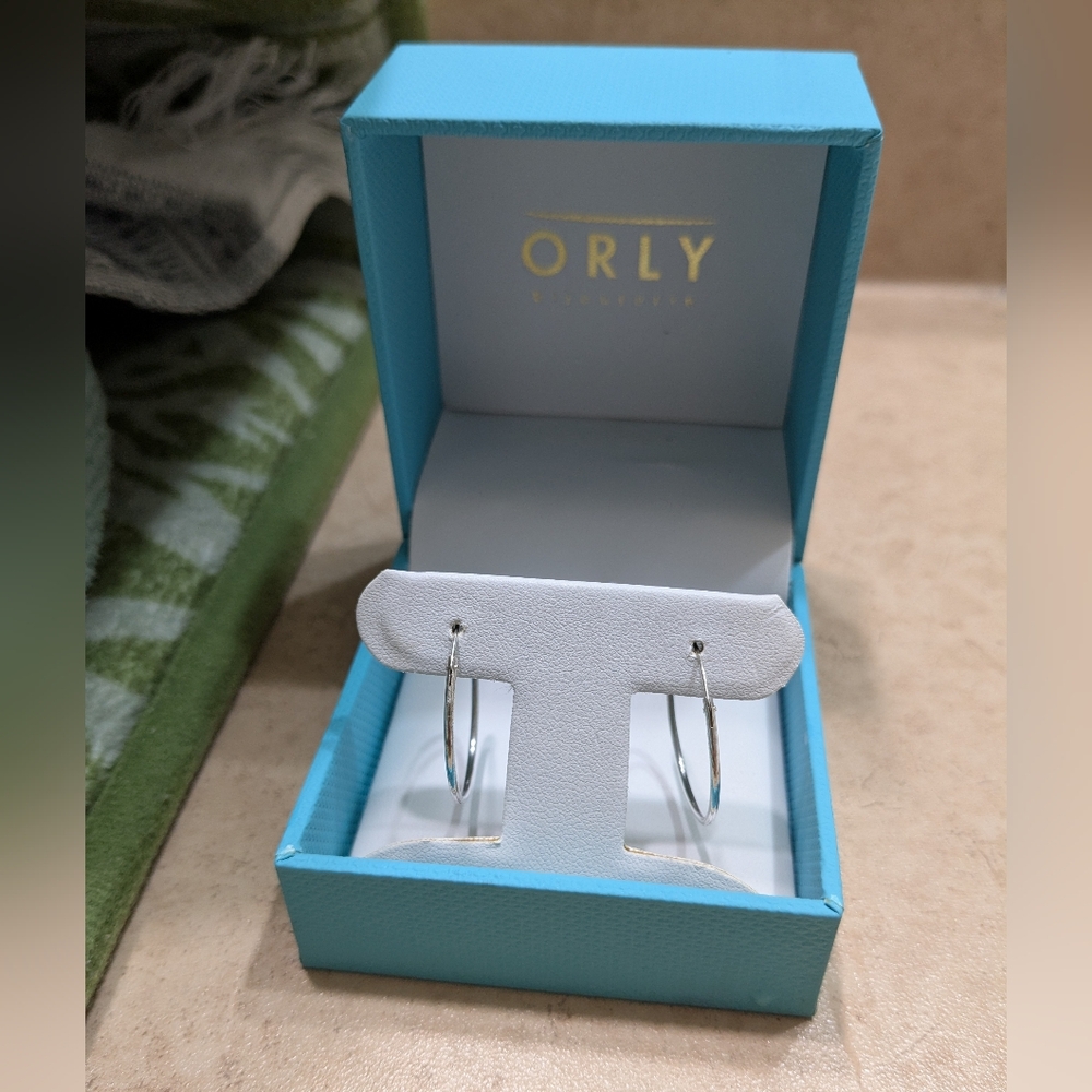 Minimalist Silver Earrings with Sleek Dangle Design